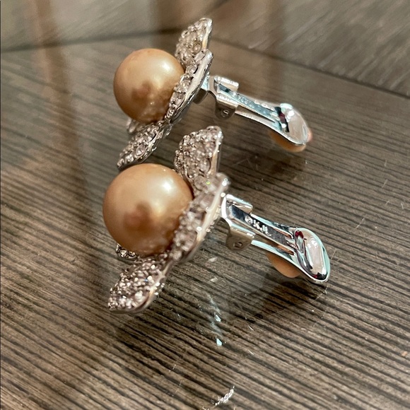 Vintage KJL Kenneth J Lane Rhinestone Pearl Flower Clip Earrings Dogwood Flower - Picture 9 of 17